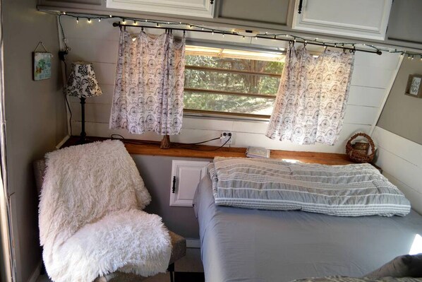 1 bedroom, bed sheets