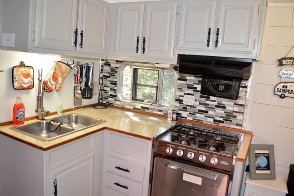 冷蔵庫、電子レンジ、コンロ、コーヒー / ティーメーカー