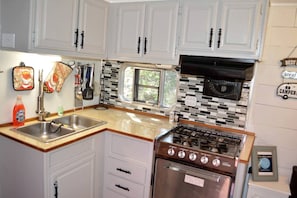 Refrigerador, microondas, horno y parrilla de estufa 