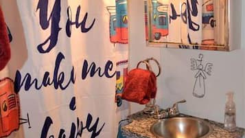 Baignoire à jets, serviettes fournies, savon, shampoing