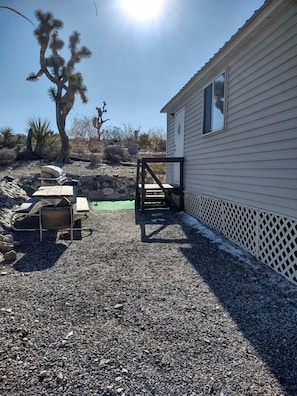 Outdoor dining - Comfy Vacation Rental with Wi-Fi and Kitchenette in Meadview, Arizona (Meadview)