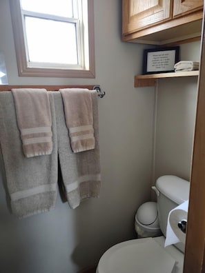 Towels - Comfy Vacation Rental with Wi-Fi and Kitchenette in Meadview, Arizona (Meadview)