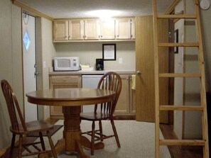 Dining - Comfy Vacation Rental with Wi-Fi and Kitchenette in Meadview, Arizona (Meadview)