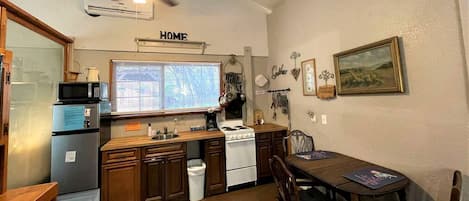 Cafetera y tetera, refrigerador, microondas y horno