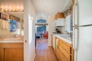 ثلاجة، ميكروويف، موقد طهي مسطح، غسالة أطباق