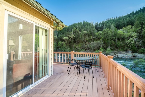 Outdoor dining - Charming Cottage Rental with Fabulous Views of the Trinity River in Northern California (Big Flat)