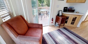 Living area - Charming Cottage Rental with Fabulous Views of the Trinity River in Northern California (Big Flat)