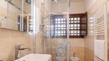 Doccia, asciugacapelli, bidet, asciugamani