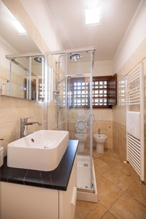 Douche, séchoir à cheveux, bidet, serviettes fournies