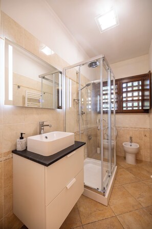 Shower, hair dryer, bidet, towels - Villino alla Colonna on the Francigena (Monteriggioni)