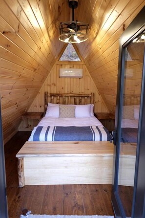 1 bedroom, bed sheets - Two Person A-frame near Tappan Lake, Ideal to Reconnect with Nature in Ohio (Deersville)