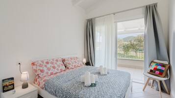 1 dormitori, planxa i posts de planxar, wifi i roba de llit