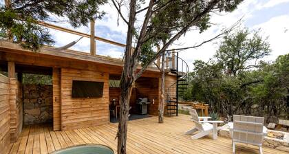 Peaceful Romantic Yurt with Hot Tub in Wimberley, Texas