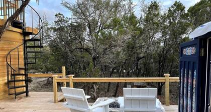 Peaceful Romantic Yurt with Hot Tub in Wimberley, Texas