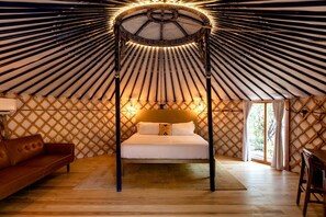 1 bedroom, desk, WiFi, bed sheets