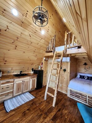1 bedroom, WiFi, bed sheets - Rustic Tree A-Frame with Original Design by Tappan Lake in Ohio (Deersville)
