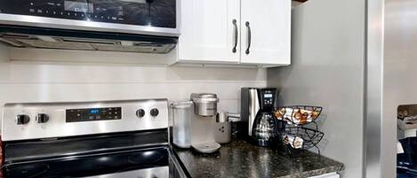 Jääkaappi, mikroaaltouuni, liesi, astianpesukone