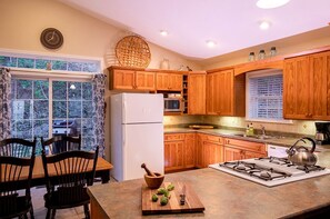 Refrigerador, microondas, parrilla de estufa y utensilios de cocina 