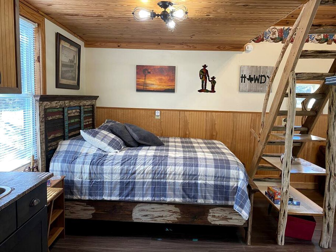 2 bedrooms, bed sheets