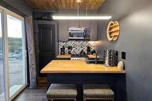 Jääkaappi, liesi, kahvin-/teenkeitin, leivänpaahdin