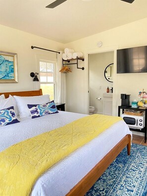 1 bedroom, WiFi, bed sheets - Efficiency-Style Cabin with Spa Lovely for a Couples Escape in Hunt, Texas (Hunt)