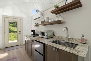 ثلاجة، ميكروويف، ماكينة لصنع القهوة/الشاي، مستلزمات طهي/أطباق/أوعية