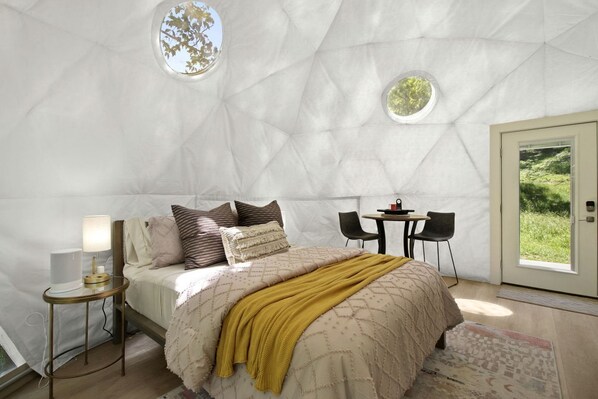 مكتب وواي فاي وملاءات أسرّة