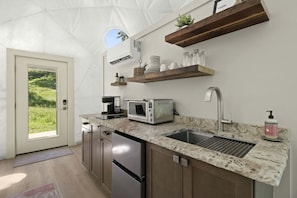 Refrigerador, microondas, cafetera y tetera y utensilios de cocina 