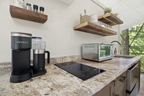 Frigorífico, microondas, cafetera o tetera y utensilios de cocina