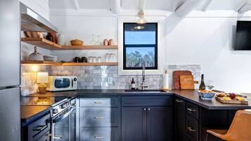 Coffee/tea maker, fridge, microwave, oven