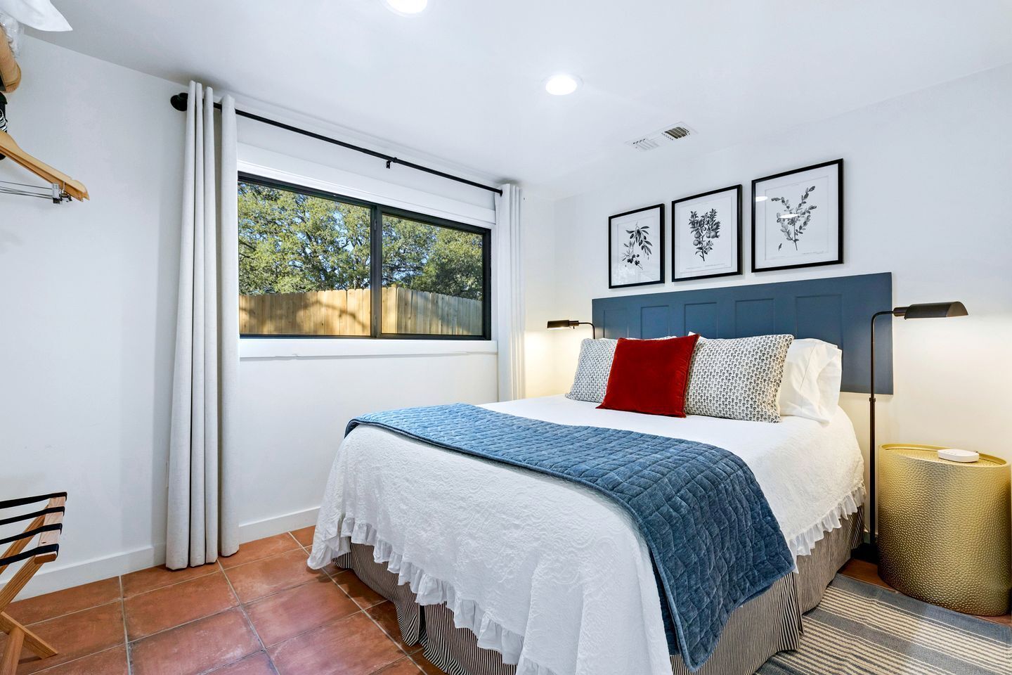 1 bedroom, desk, iron/ironing board, WiFi