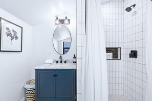 吹风机、毛巾、肥皂、洗发水