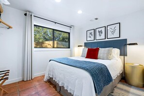 1 habitación, escritorio, tabla de planchar con plancha y wifi 
