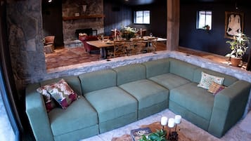 TV, fireplace