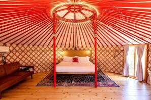 1 bedroom, desk, WiFi, bed sheets