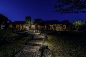 Exterior - Impressive Modern Cabin with Beautiful Interior and Exterior in Ingram, Texas (Ingram)
