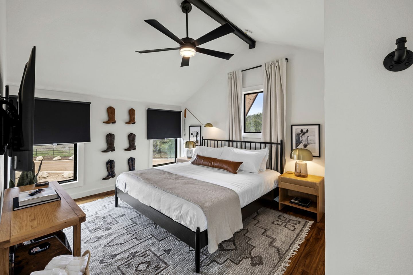 3 bedrooms, desk, WiFi, bed sheets