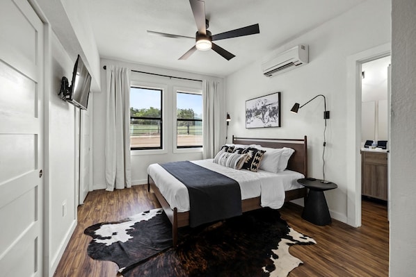 3 bedrooms, desk, WiFi, bed sheets