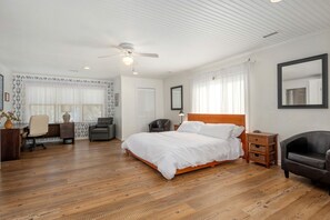 Escritorio, tabla de planchar con plancha, wifi y ropa de cama 