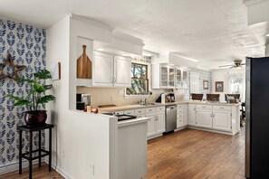 Refrigerador, microondas, parrilla de estufa y lavavajillas 