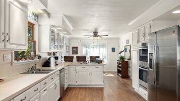 Fridge, microwave, stovetop, dishwasher