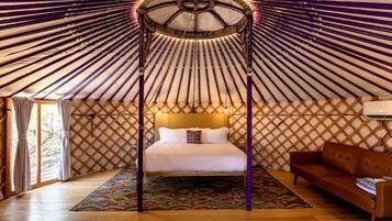 1 bedroom, desk, WiFi, bed sheets