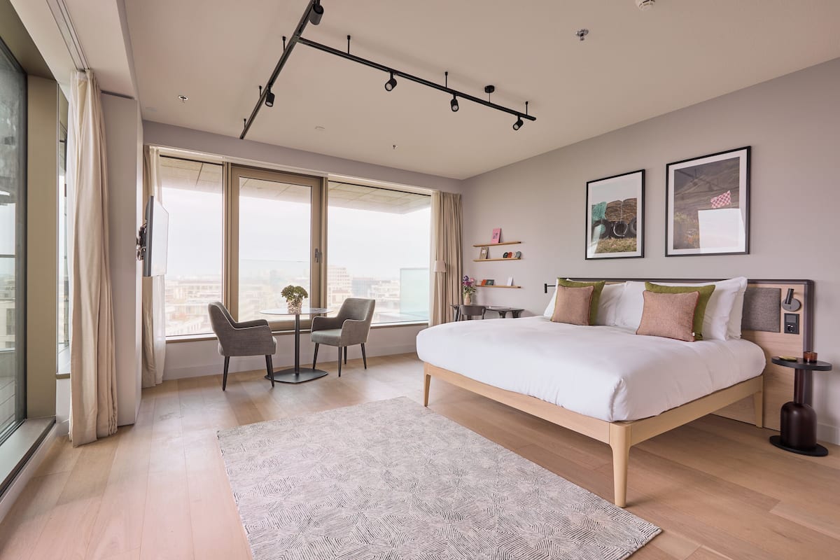 Studio | In-room safe, desk, laptop workspace, blackout drapes