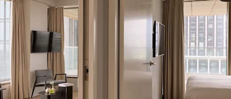 Värdeförvaringsskåp på rummet, skrivbord och arbetsyta för laptop