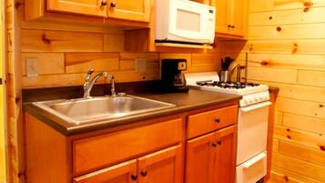 Kühlschrank, Mikrowelle, Herdplatte, Wasserkocher mit Kaffee-/Teezubehör