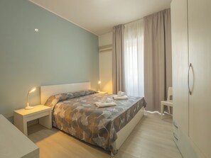 In-room safe, laptop workspace, travel cot, free WiFi - Hotel La Bussola (Finale Ligure)