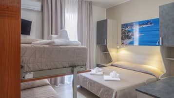 Vierbettzimmer, Balkon | Zimmersafe, laptopgeeigneter Arbeitsplatz, Reisekinderbett