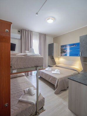 Habitación cuádruple, balcón | Caja de seguridad en la habitación y espacio para trabajar con laptop 