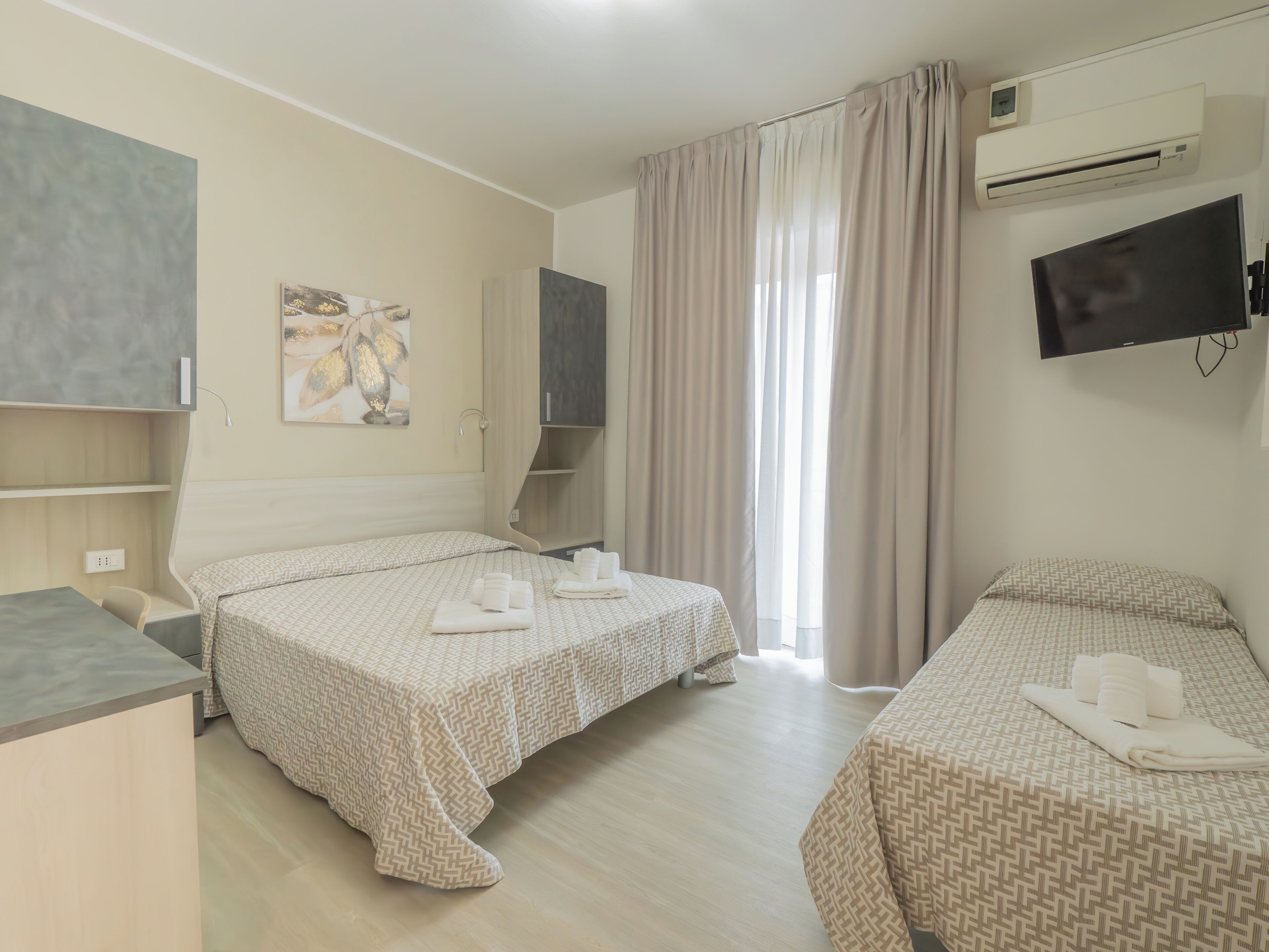 Caja de seguridad en la habitación y espacio para trabajar con laptop 