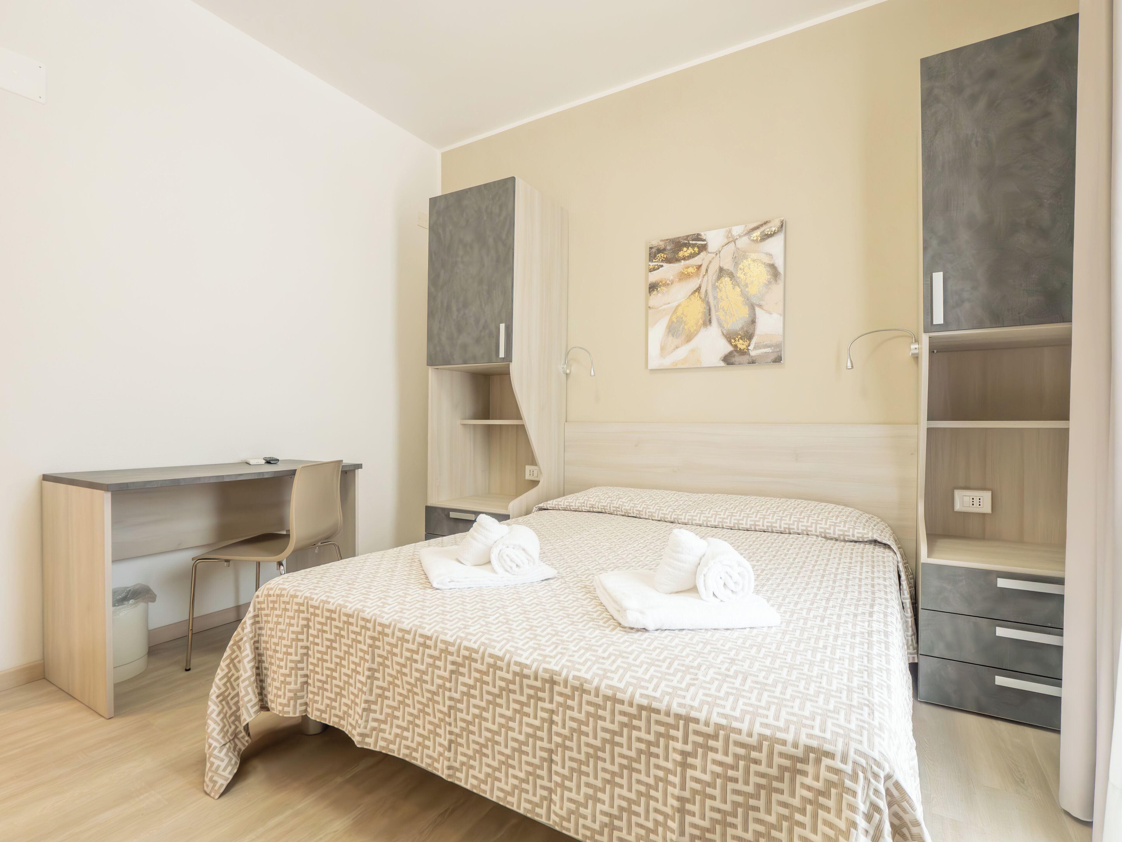 Caja de seguridad en la habitación y espacio para trabajar con laptop 